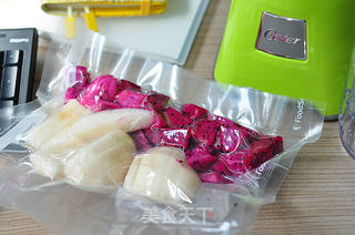 [Oster Office食谱]提高机体免疫力 火龙果雪梨汁的做法步骤：1