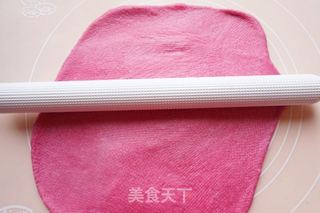 #ACA第四届烘焙大赛#造色情怀 火龙果花朵排包的做法步骤：9