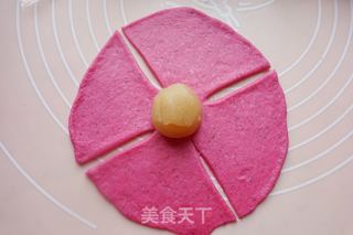 #ACA第四届烘焙大赛#造色情怀 火龙果花朵排包的做法步骤：12