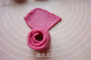 #ACA第四届烘焙大赛#造色情怀 火龙果花朵排包的做法步骤：15