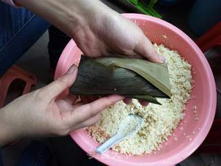 广西灰水肉粽的做法步骤:10