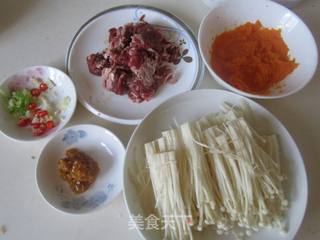 酸汤肥牛的做法步骤：1