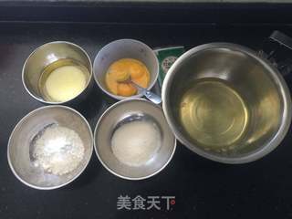 #ACA第四届烘焙大赛#造色情怀 粉色草莓蛋糕卷的做法步骤：1