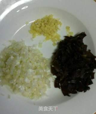 西葫木耳豆腐锅贴的做法步骤:2