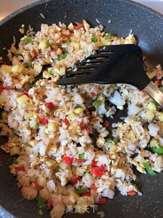 飘香泰式鲜虾菠萝饭的做法步骤:5