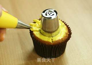 #ACA第四届烘焙大赛#造色情怀 向日葵马芬蛋糕的做法步骤:8