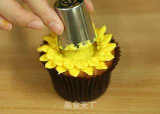 #ACA第四届烘焙大赛#造色情怀 向日葵马芬蛋糕的做法步骤:10