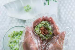 西兰花一“花”二吃---西兰花饭团的做法步骤:5