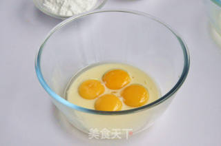 草莓慕斯蛋糕的做法步骤：1