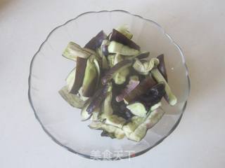 剁椒香菜拌茄条的做法步骤:3