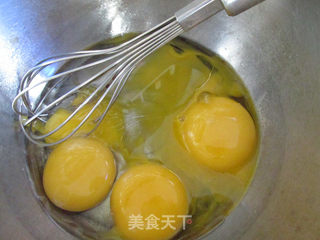 #ACA第四届烘焙大赛#造色情怀 红丝绒甜甜圈蛋糕的做法步骤：1