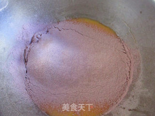 #ACA第四届烘焙大赛#造色情怀 红丝绒甜甜圈蛋糕的做法步骤:4