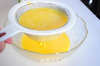 #ACA第四届烘焙大赛#造色情怀 香蕉戚风蛋糕的做法步骤：5