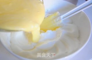 #ACA第四届烘焙大赛#造色情怀 香蕉戚风蛋糕的做法步骤：14