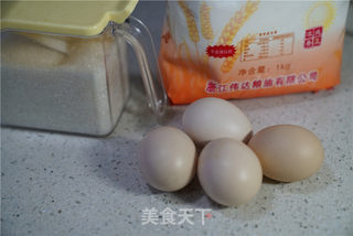 #ACA第四届烘焙大赛#造色情怀 杏仁巧克力蛋糕卷的做法步骤：1