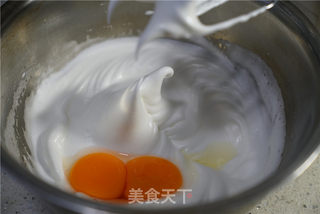 #ACA第四届烘焙大赛#造色情怀 杏仁巧克力蛋糕卷的做法步骤：4