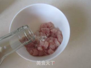 毛豆茭白炒肉丁的做法步骤:2