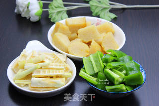 春笋炒粽子的做法步骤:2