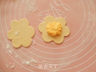 #ACA第四届烘焙大赛#造色情怀 花朵椰蓉南瓜酥的做法步骤:8
