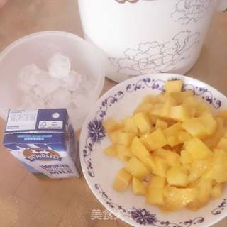 牛奶芒果汁的做法步骤:2