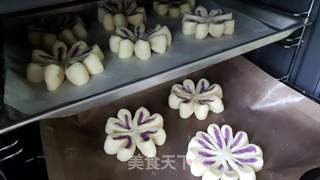 #ACA第四届烘焙大赛#造色情怀 紫薯花朵面包的做法步骤：13