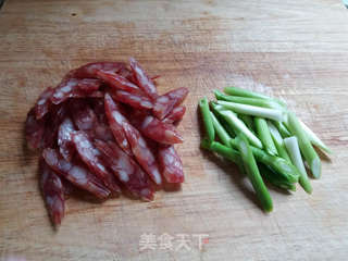 兰豆炒腊肠的做法步骤：2