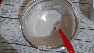 #ACA第四届烘焙大赛#造色情怀 六寸的黑芝麻戚风的做法步骤:9