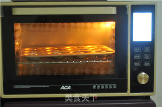 #ACA第四届烘焙大赛#造色情怀 蔬菜汁彩虹甜甜圈的做法步骤:12