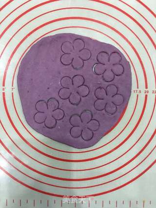 #ACA第四届烘焙大赛#造色情怀 紫薯花朵小面包的做法步骤:12