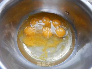 #ACA第四届烘焙大赛#造色情怀 黄芒果蛋糕的做法步骤：1