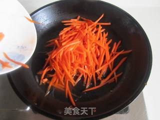 青椒胡萝卜炒金针菇的做法步骤:2