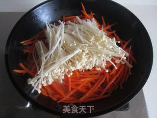 青椒胡萝卜炒金针菇的做法步骤:3