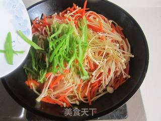 青椒胡萝卜炒金针菇的做法步骤:4