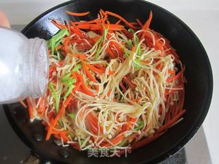 青椒胡萝卜炒金针菇的做法步骤:5