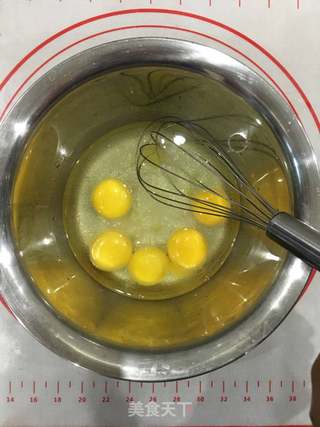 #ACA第四届烘焙大赛#造色情怀 玫瑰花漩涡蛋糕的做法步骤:2