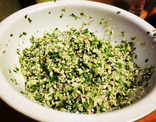 韭菜鸡蛋香干香菇粉条饺子的做法步骤:2