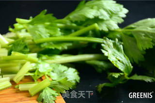 这里有一杯降血压的芹菜汁需要领取的做法步骤：1