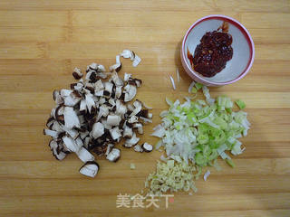 香菇豆腐盖浇饭的做法步骤:2