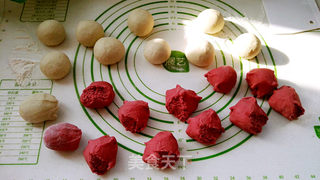 百变面食之双色小猪馒头的做法步骤:8