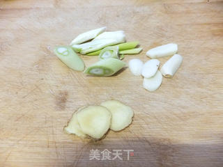 鲫鱼汤的做法步骤:2