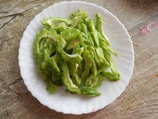 苦瓜炒鸭蛋的做法步骤:2