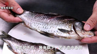 鲫鱼炖豆腐的做法步骤:2