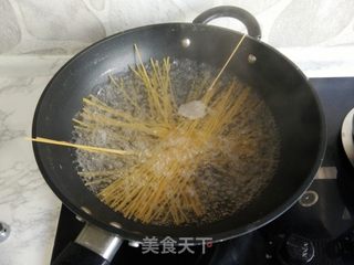蒜香黑椒意面的做法步骤:3