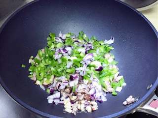 香菇肉末炒饭的做法步骤:5