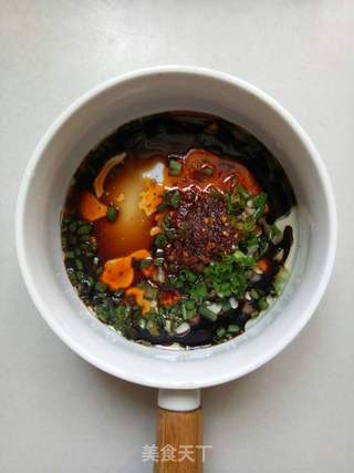 酸汤水饺的做法步骤:5