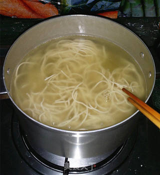 韩式辣椒酱拌面的做法步骤:2