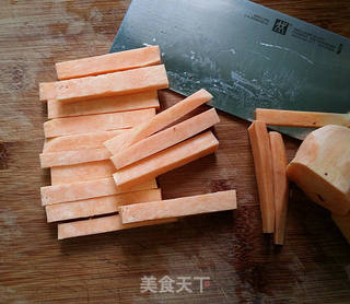 蓝莓酱配红薯条的做法步骤:2