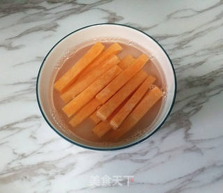蓝莓酱配红薯条的做法步骤:3