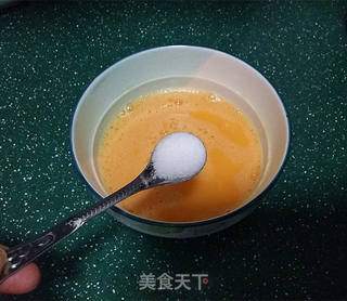 蒸火腿肠鸡蛋盅的做法步骤：3