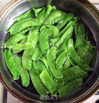 荷兰豆炒腊肠的做法步骤:2